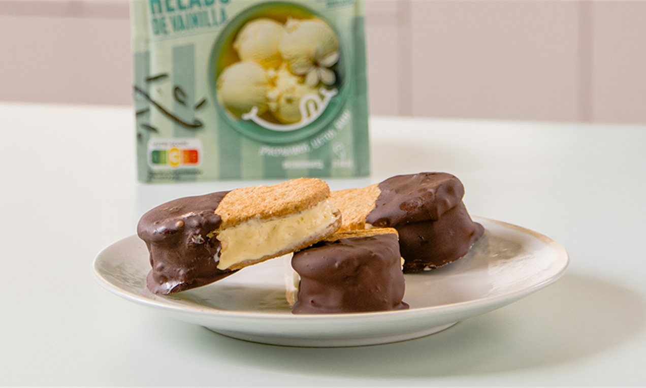 Sandwich de vainilla bañado en chocolate