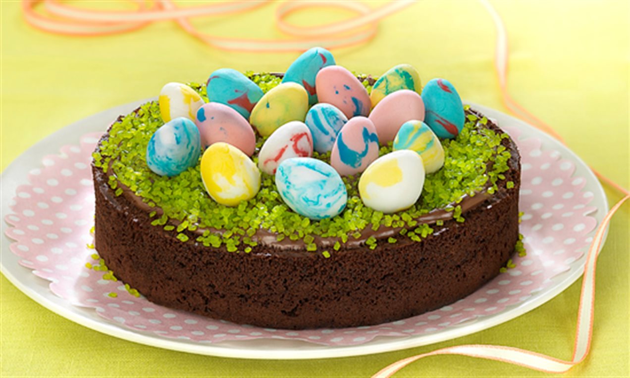 Tarta de chocolate con huevos de fondant