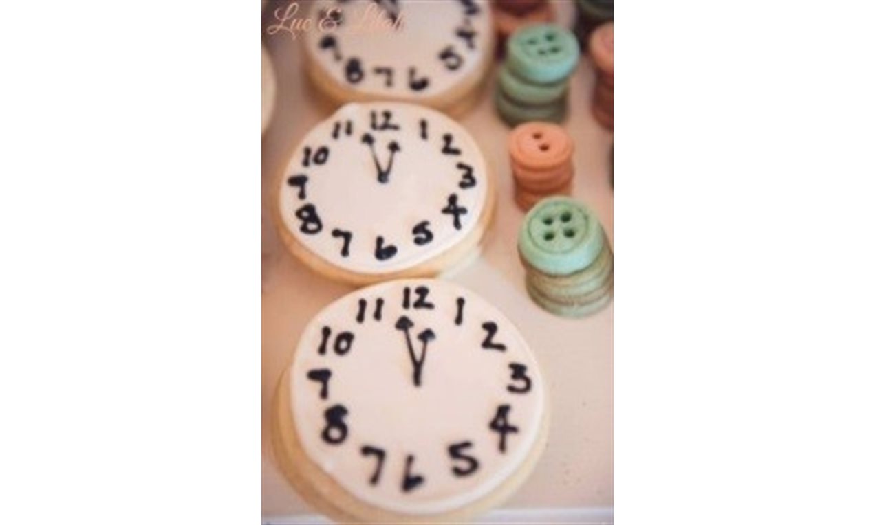 Botones, vestido y reloj de galleta