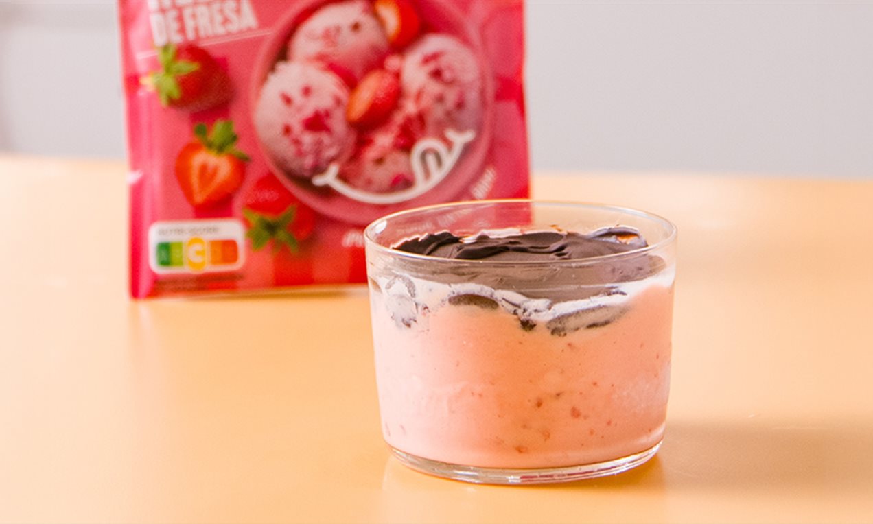 Helado de fresa con chocolate crujiente
