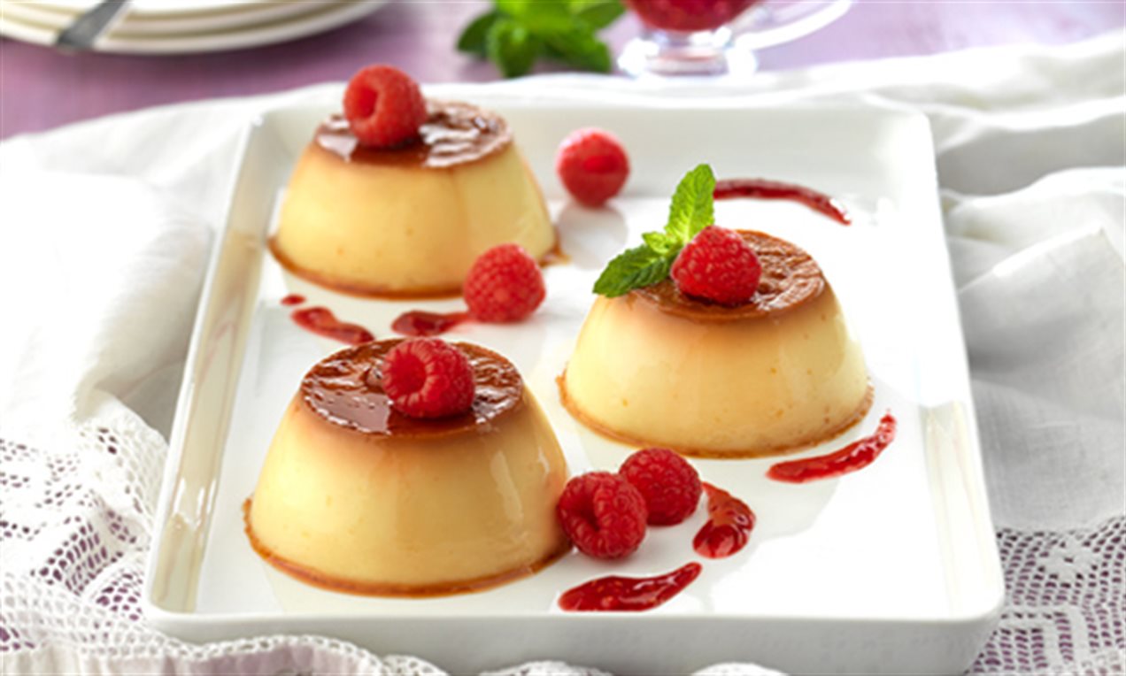 Flan de coco con salsa frambuesa