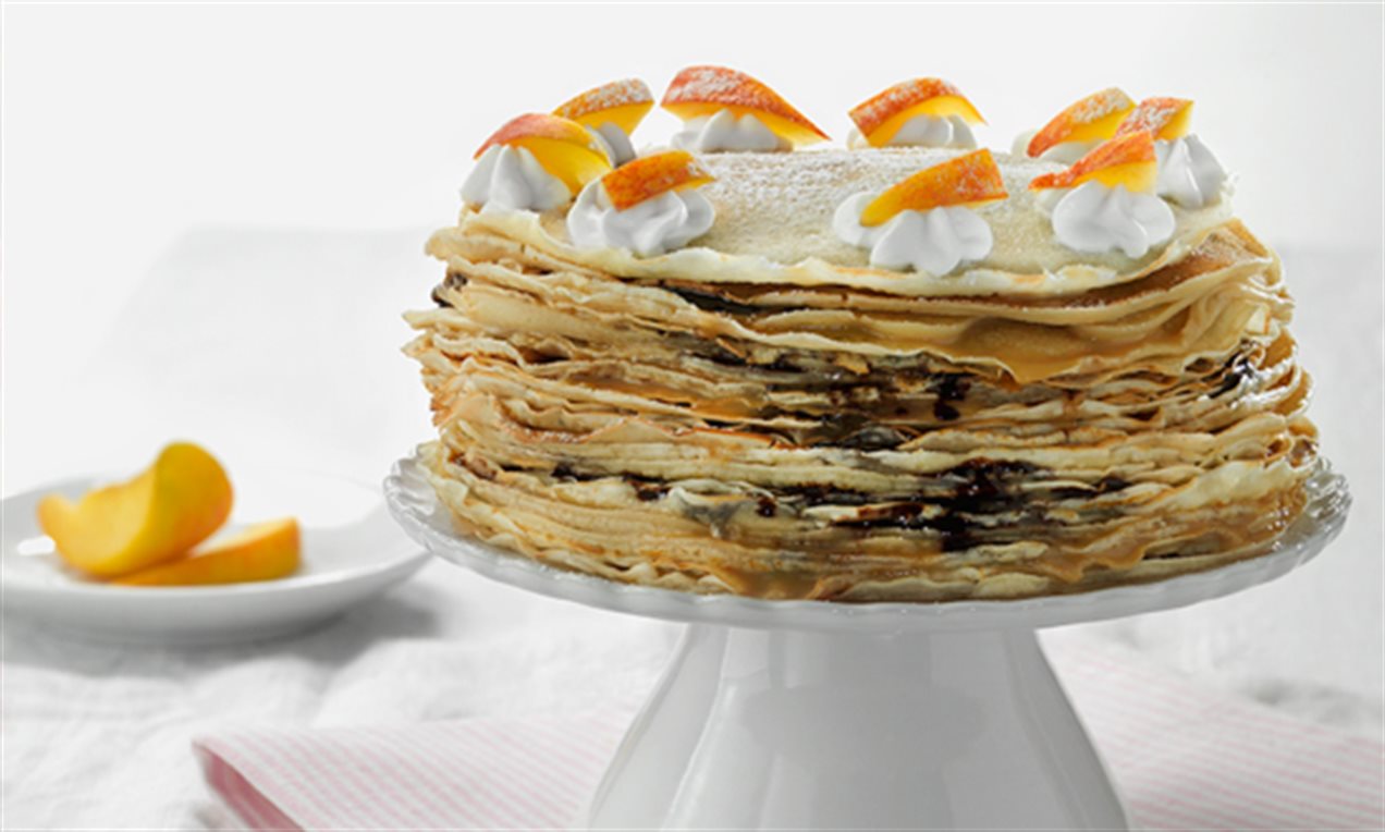 Tarta de crepes con sirope, nata y melocotón