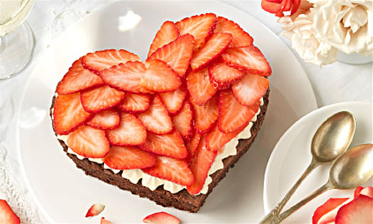 Tarta corazón de chocolate con fresones y nata