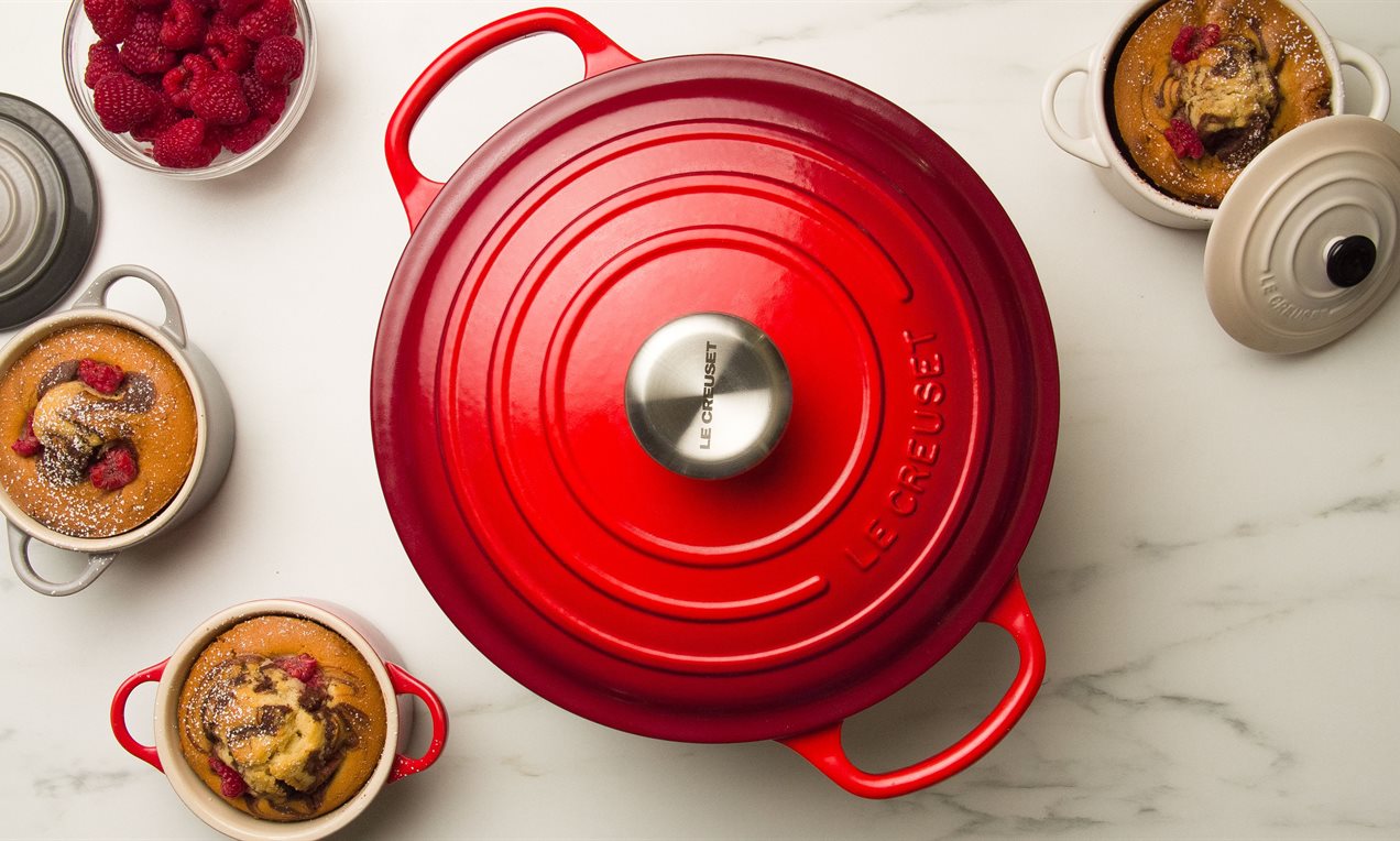 Bizcocho marmolado con frambuesas en le Creuset