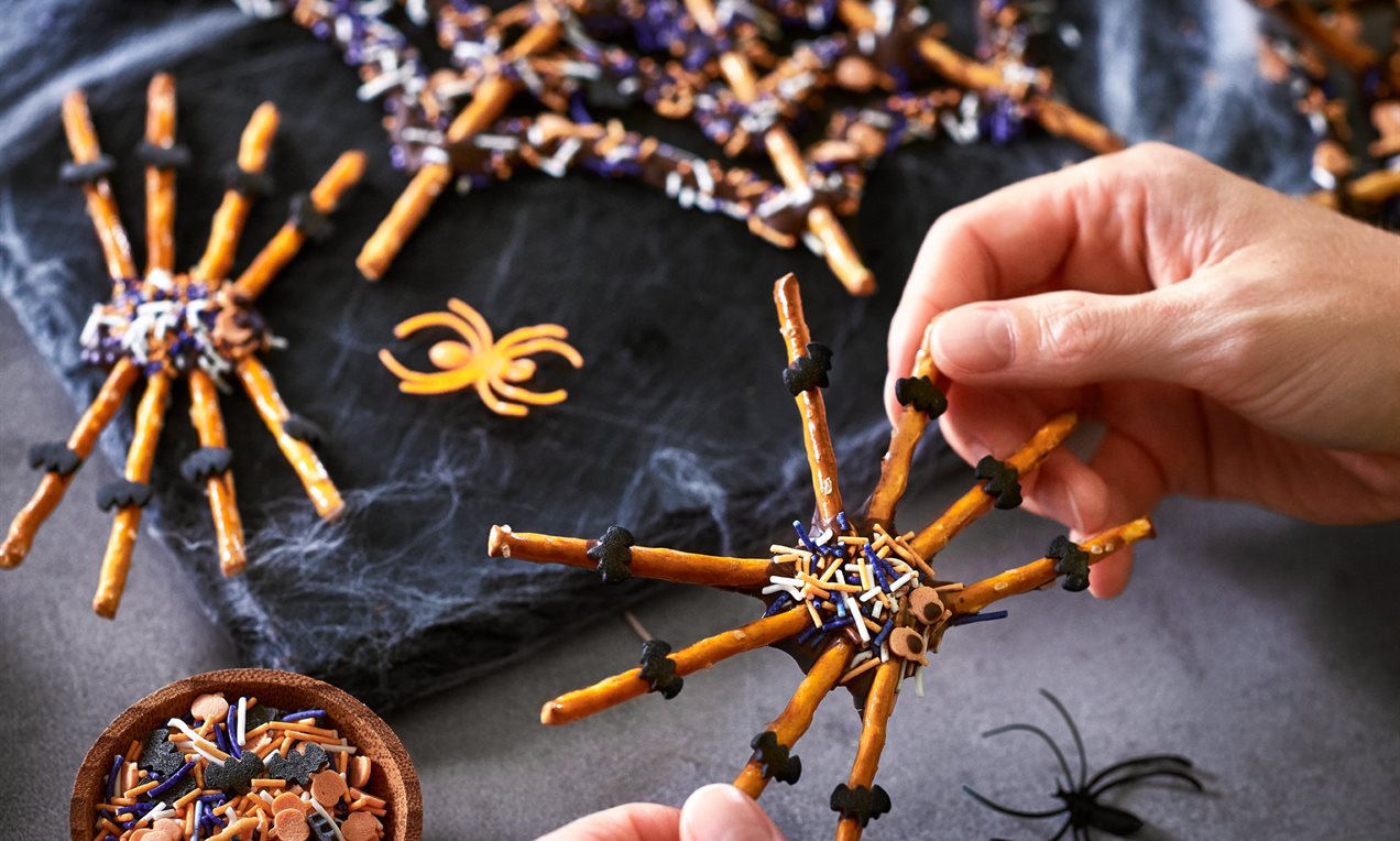 Telarañas y arañas de pretzels y chocolate