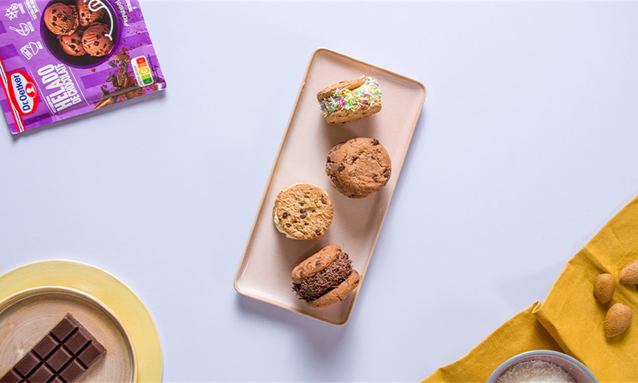 Galletas con helado de chocolate y vainilla
