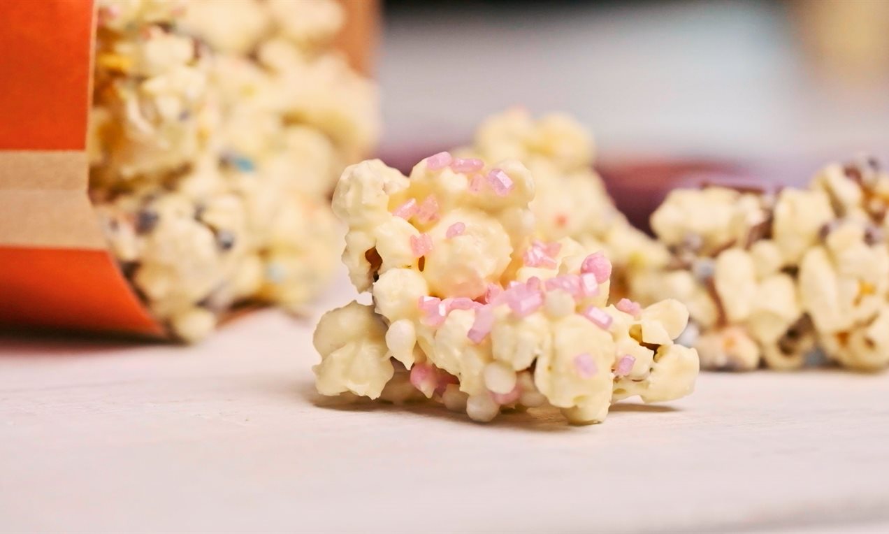 Rocas de palomitas con chocolate blanco